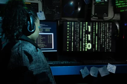 Cómo los Estafadores Atacan a los Viajeros con Phishing por IA y Juice Jacking - 31